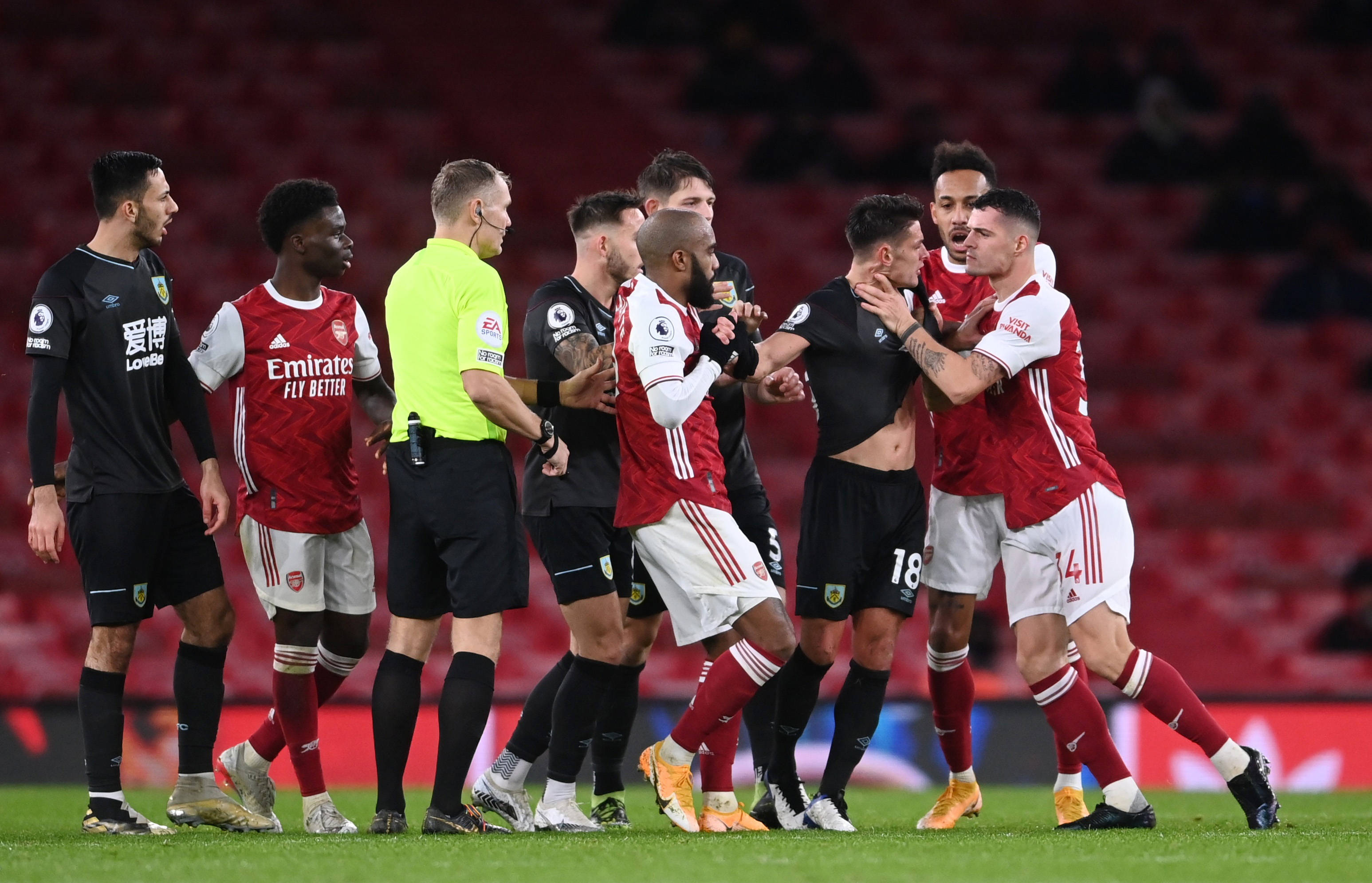 她不但肩负 她不但肩负